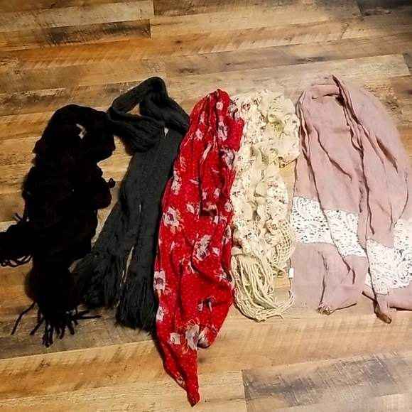 Scarf lot - Picture 1 of 3